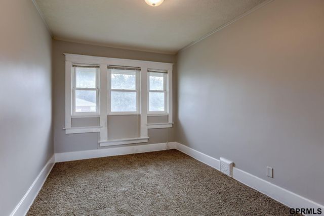824 S 38th Street, Omaha, NE 68105