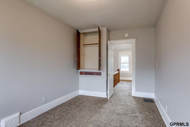 824 S 38th Street, Omaha, NE 68105