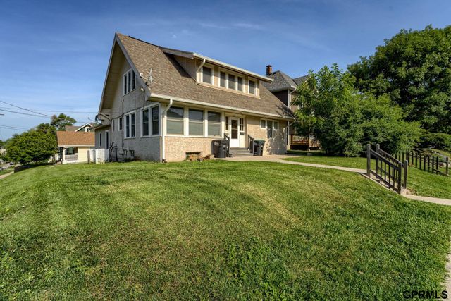 824 S 38th Street, Omaha, NE 68105