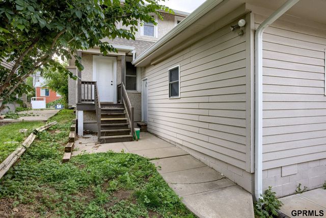 824 S 38th Street, Omaha, NE 68105