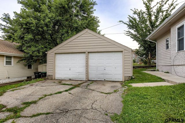 824 S 38th Street, Omaha, NE 68105