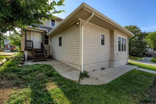 824 S 38th Street, Omaha, NE 68105
