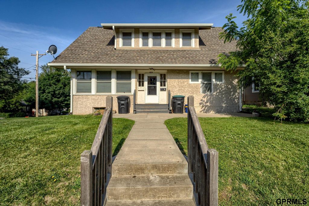 824 S 38th Street, Omaha, NE 68105