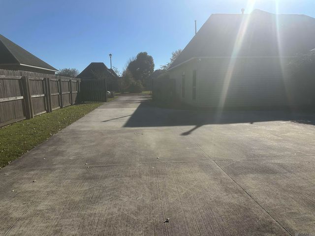 9041 Willow Point Dr, Denham Springs, LA 70726