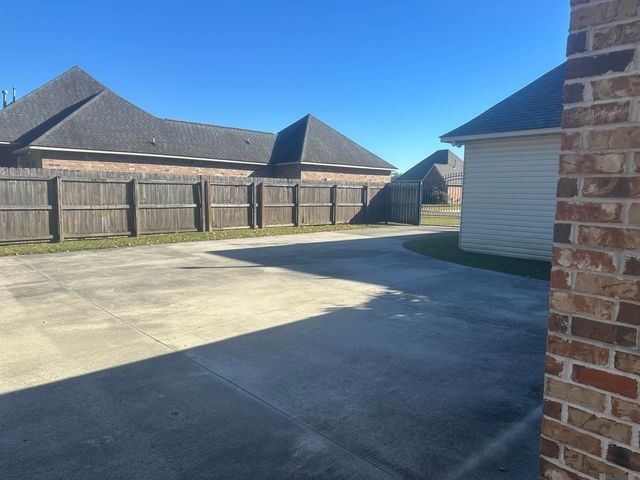 9041 Willow Point Dr, Denham Springs, LA 70726