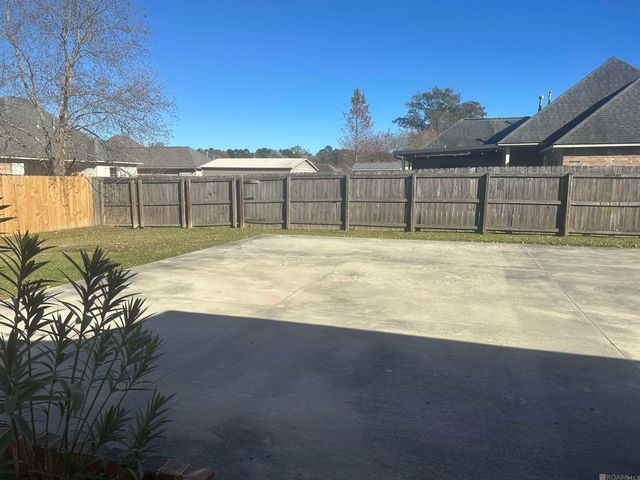 9041 Willow Point Dr, Denham Springs, LA 70726