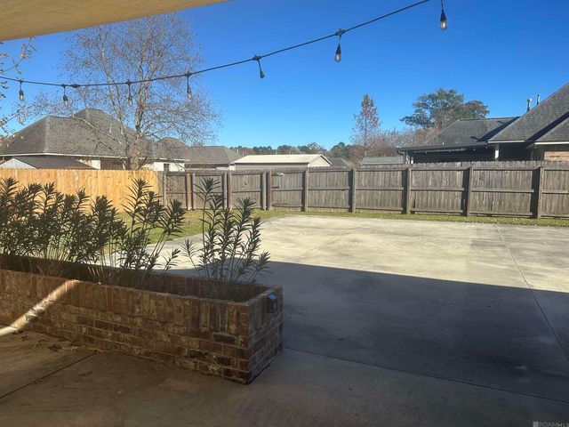 9041 Willow Point Dr, Denham Springs, LA 70726