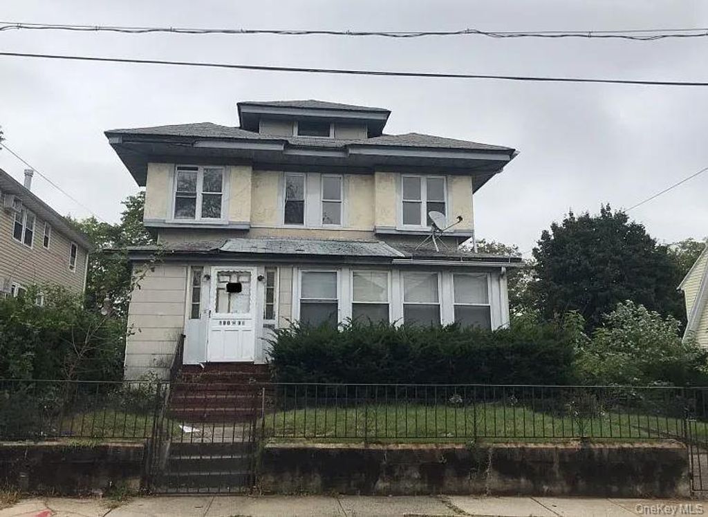100-35 200th St, Hollis, NY 11423
