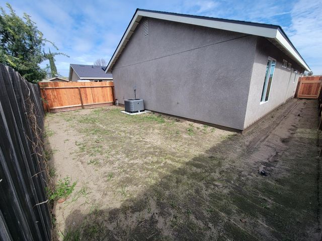 471 E Alameda St, Manteca, CA 95336