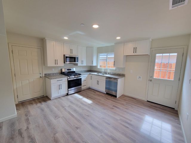 471 E Alameda St, Manteca, CA 95336