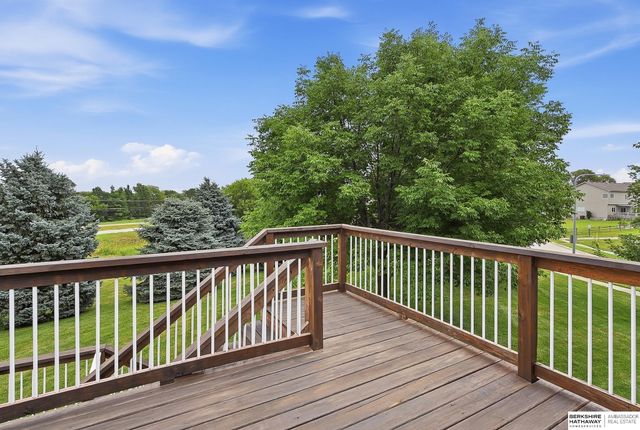 1002 Timberline Drive, Papillion, NE 68046