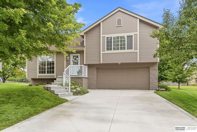 1002 Timberline Drive, Papillion, NE 68046