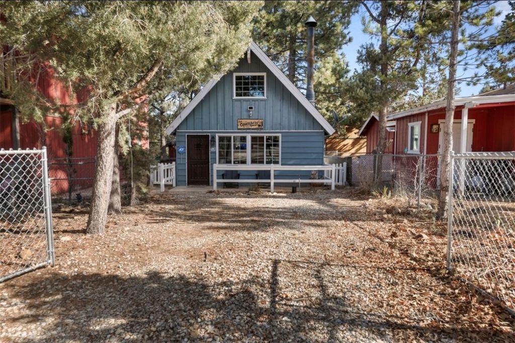 Image 2 of property listing at 187 Los Angeles Ave, Sugarloaf, CA 92386