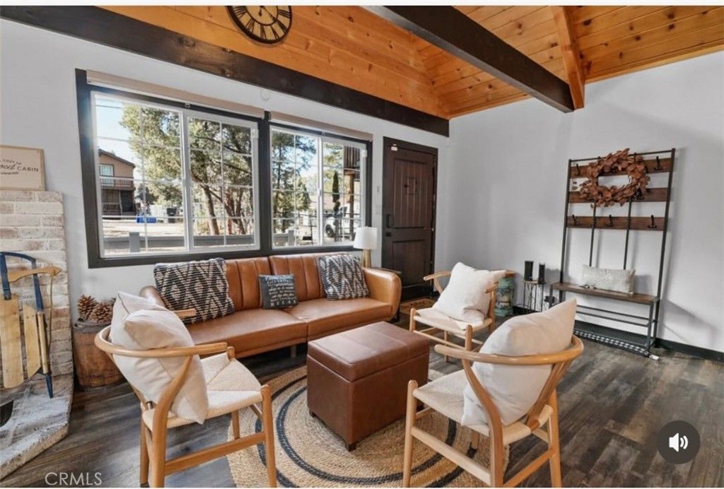 Image 4 of property listing at 187 Los Angeles Ave, Sugarloaf, CA 92386