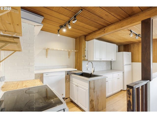 1824 Ne 52ND Ave, Portland, OR 97213