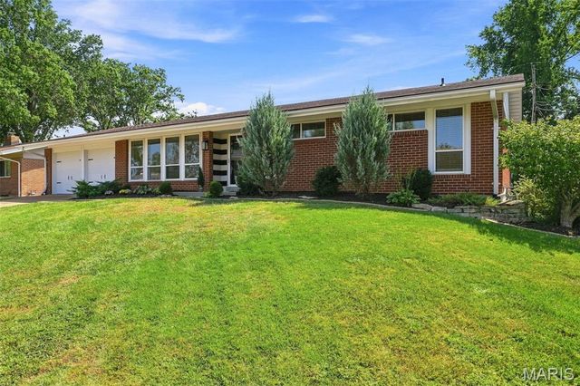 2830 Flintwood Drive, St Louis, MO 63129