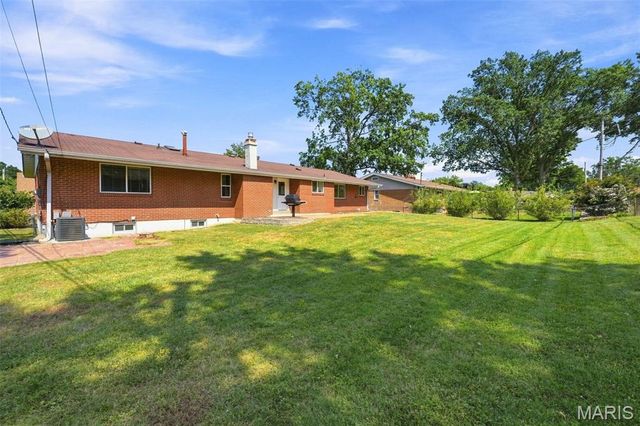 2830 Flintwood Drive, St Louis, MO 63129