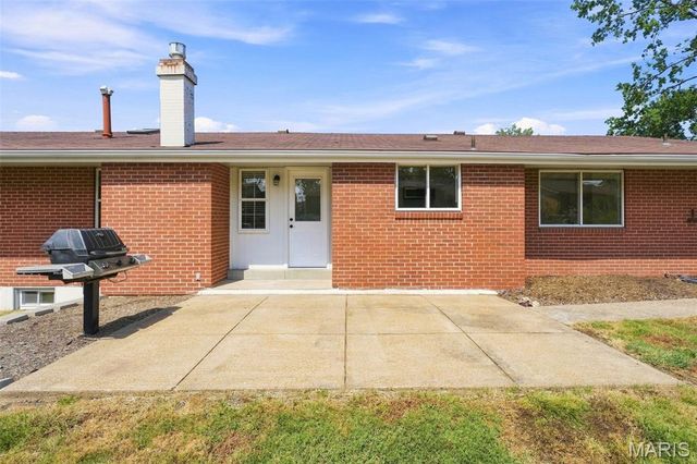 2830 Flintwood Drive, St Louis, MO 63129