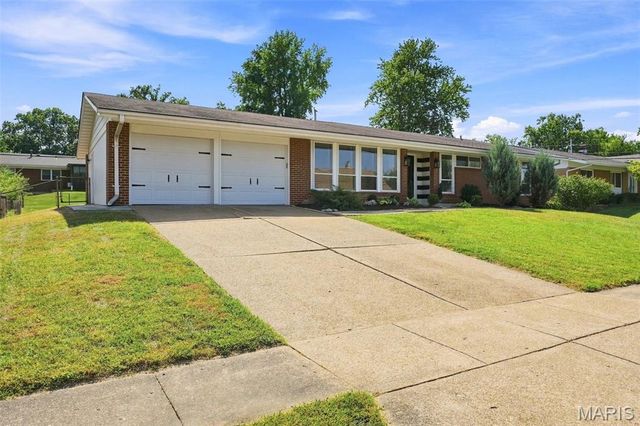 2830 Flintwood Drive, St Louis, MO 63129