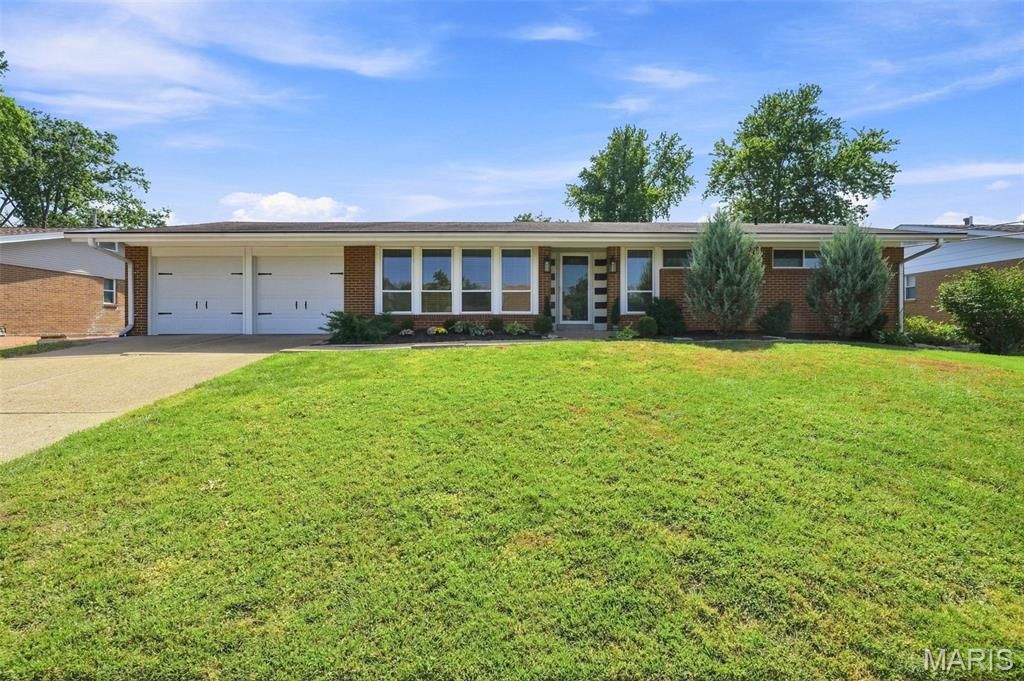 2830 Flintwood Drive, St Louis, MO 63129