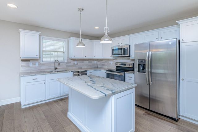 5200 SHOAL CREEK CT, Columbia, MO 65201