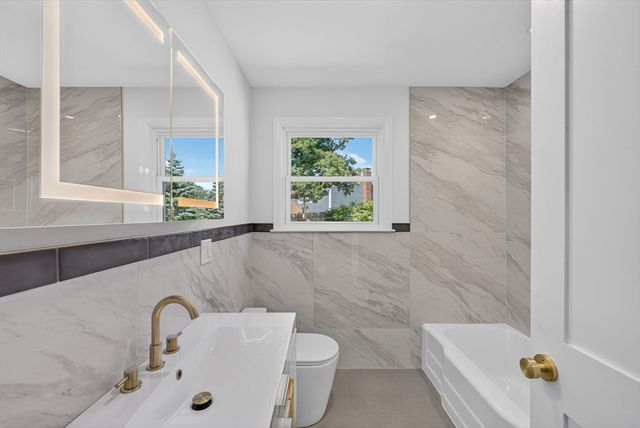8 Everett St, Wakefield, MA 01880