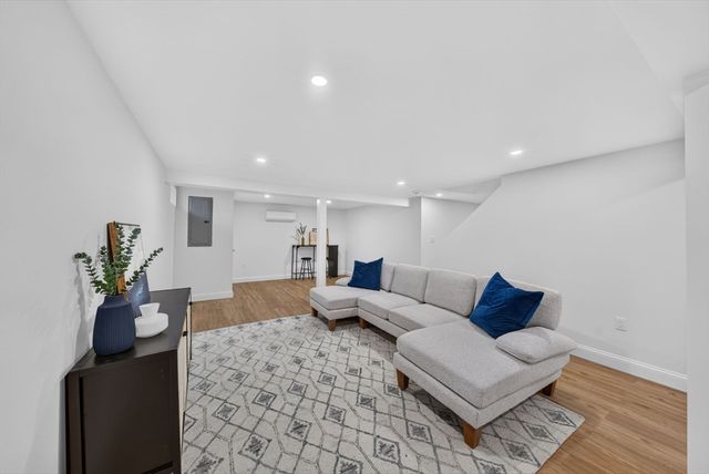 8 Everett St, Wakefield, MA 01880