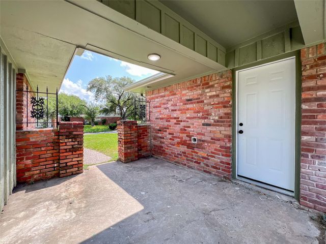 7851 Pecan Villas Drive, Houston, TX 77061