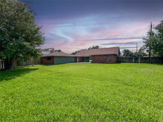 7851 Pecan Villas Drive, Houston, TX 77061