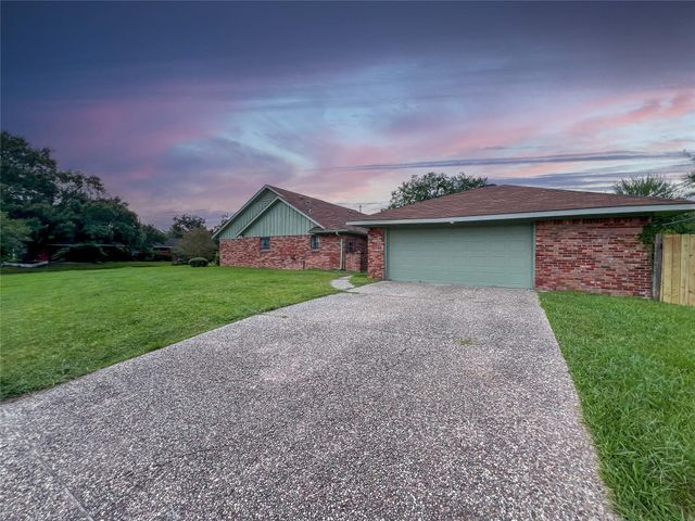 7851 Pecan Villas Drive, Houston, TX 77061