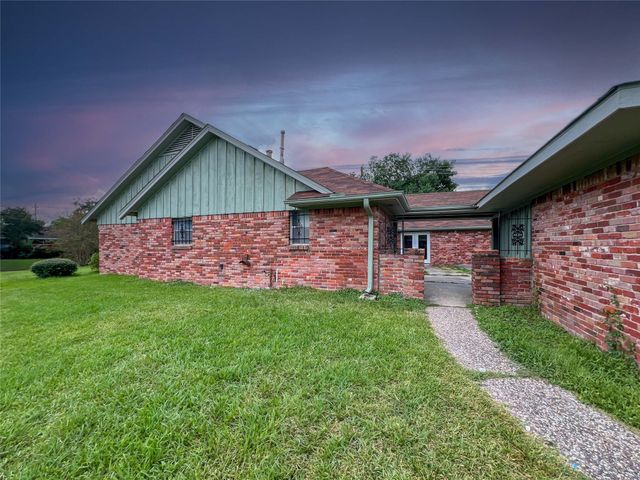 7851 Pecan Villas Drive, Houston, TX 77061