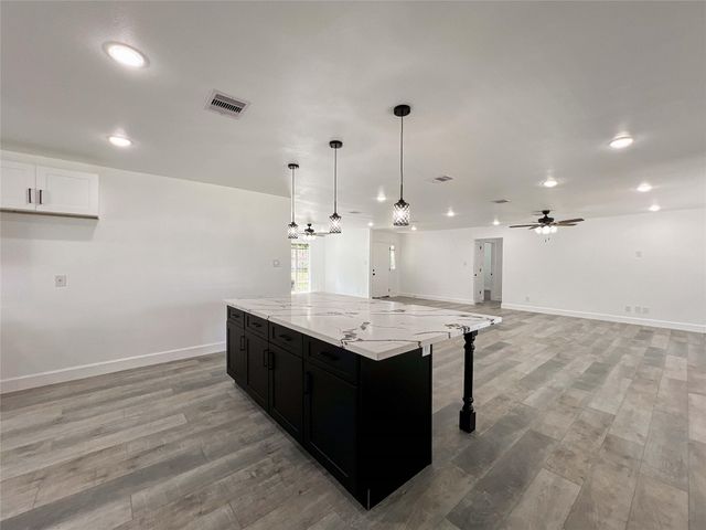 7851 Pecan Villas Drive, Houston, TX 77061