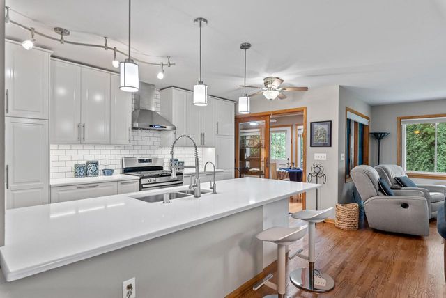 7214 W Mequon Square DRIVE, Mequon, WI 53092