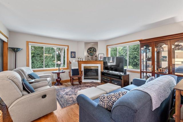 7214 W Mequon Square DRIVE, Mequon, WI 53092
