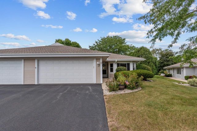 7214 W Mequon Square DRIVE, Mequon, WI 53092