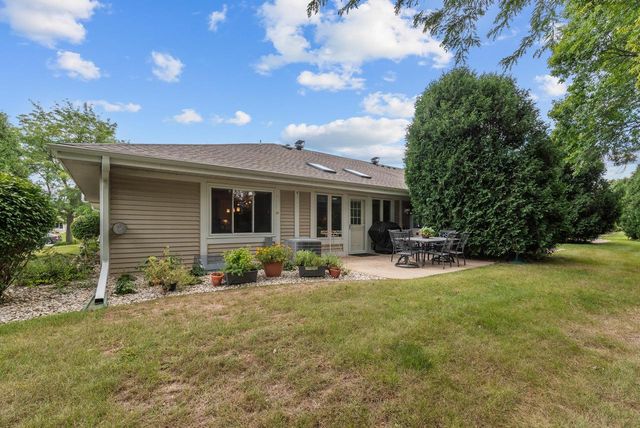 7214 W Mequon Square DRIVE, Mequon, WI 53092