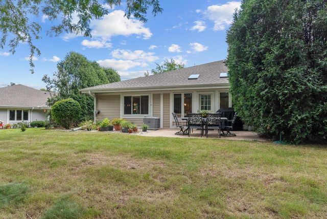 7214 W Mequon Square DRIVE, Mequon, WI 53092