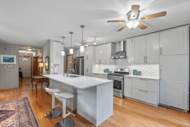 7214 W Mequon Square DRIVE, Mequon, WI 53092