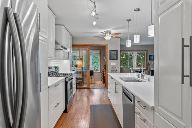 7214 W Mequon Square DRIVE, Mequon, WI 53092