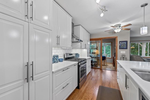 7214 W Mequon Square DRIVE, Mequon, WI 53092