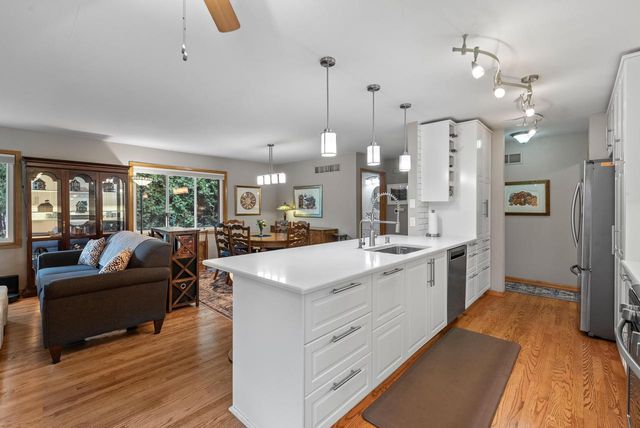 7214 W Mequon Square DRIVE, Mequon, WI 53092