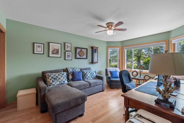 7214 W Mequon Square DRIVE, Mequon, WI 53092