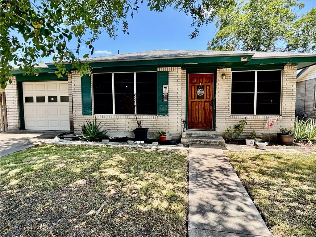1013 Laredo St, Sinton, TX 78387 — exterior