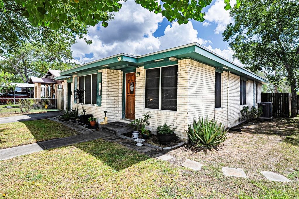 1013 Laredo St, Sinton, TX 78387 — photo 2