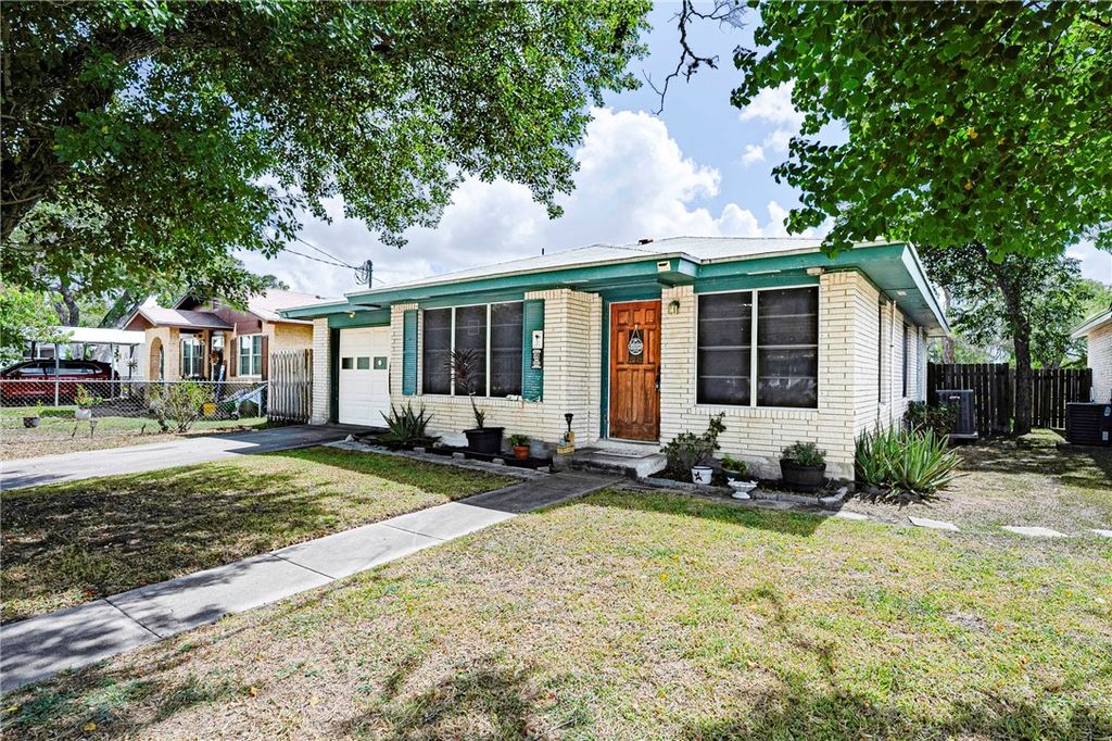 1013 Laredo St, Sinton, TX 78387 — photo 4