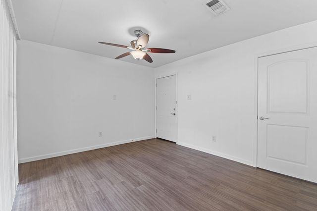 1840 Burton DR 133, Austin, TX 78741