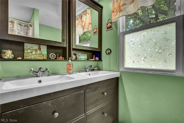 301 E 317th Street, Willowick, OH 44095