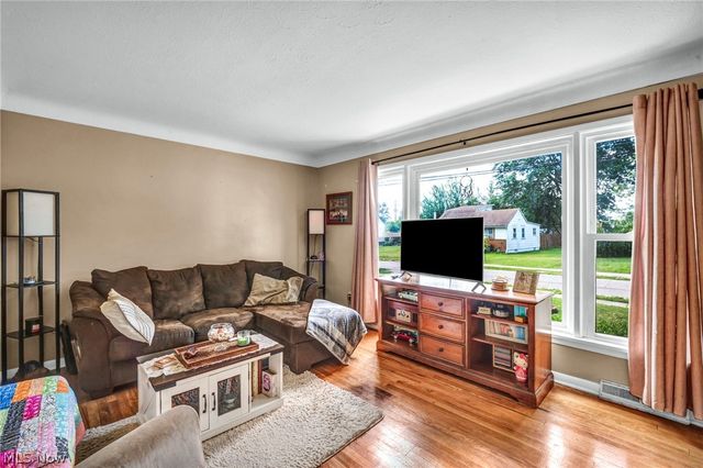 301 E 317th Street, Willowick, OH 44095