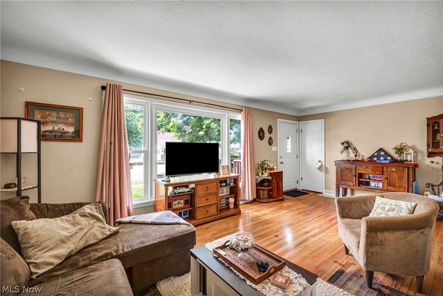 301 E 317th Street, Willowick, OH 44095