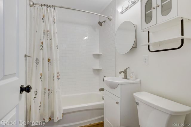 3220 Warick Road, Royal Oak, MI 48073